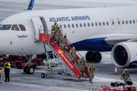 Binh lính Đan Mạch đổ bộ xuống sân bay Nuuk, Greenland vào ngày 19-1. Ảnh: Reuters