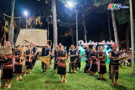 Đoàn nghệ nhân Bahnar xã Kông Chro biểu diễn tại chương trình Cồng chiêng cuối tuần