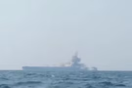 Hai siêu tàu chở dầu trúng thủy lôi tại eo biển Hormuz