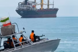 Xuồng cao tốc Iran tiếp cận một tàu chở hàng gần vịnh Ba Tư. Ảnh: Getty