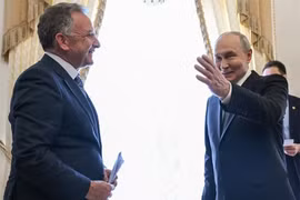 Tổng thống Nga Vladimir Putin (phải) gặp đặc phái viên Mỹ Steve Witkoff ở St. Petersburg ngày 21-10. Ảnh: Sputnik