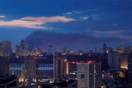Khói bốc lên nghi ngút tại nội đô Kiev sau cuộc tấn công bằng tên lửa của Nga rạng sáng ngày 11-7. Ảnh: Reuters