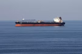 Mỹ không kích đáp trả Iran sau vụ nổ súng cảnh báo tàu hàng trên eo biển Hormuz