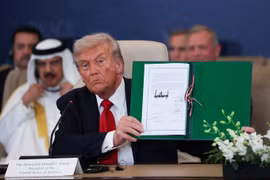 Tổng thống Mỹ Donald Trump ký thỏa thuận tại hội nghị thượng đỉnh về chấm dứt xung đột Gaza ở Ai Cập ngày 13-10. Ảnh: Reuters