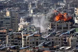 Israel, Hezbollah tập kích lẫn nhau dữ dội, nhiều thương vong