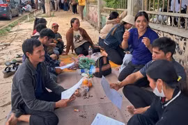 Cách cổ vũ đặc biệt dành cho sĩ tử ở điểm thi xã Đak Đoa