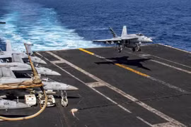 Tiêm kích Mỹ hạ cánh xuống tàu sân bay hoạt động ở Trung Đông hôm 2-6. Ảnh: US Navy