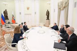 Tổng thống Nga Putin trao đổi với đặc phái viên Mỹ tại Điện Kremlin ngày 2-12. Ảnh: Sputnik