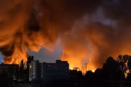 Khói lửa bốc lên ở Kiev sau một cuộc tập kích của Nga. Ảnh: Global Images