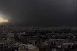 “Mưa đen” trút xuống Tehran sau khi các cơ sở dầu mỏ Iran bị tấn công