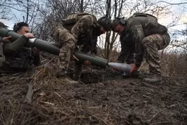 Binh sĩ Ukraine chuẩn bị hỏa lực. Ảnh: Reuters