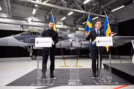Tổng thống Ukraine Volodymyr Zelensky và Thủ tướng Thụy Điển Ulf Kristersson. Ảnh: Reuters