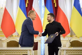 Thủ tướng Ba Lan Donald Tusk (bên trái) và Tổng thống Ukraine Zelensky (bên phải). Ảnh: president.gov.ua