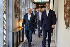 Ngoại trưởng Iran Abbas Araghchi và phái đoàn tháp tùng khởi hành đến địa điểm đàm phán tại Muscat, Oman ngày 6-2. Ảnh: Reuters