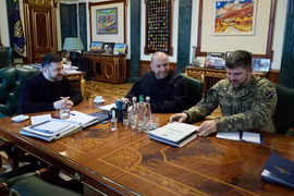 Tổng thống Volodymyr Zelensky nghe báo cáo chi tiết kết quả đàm phán giữa phái đoàn Ukraine với đại diện của Mỹ về kế hoạch hòa bình. Ảnh: Pravda