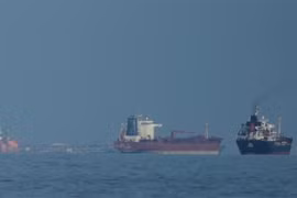 Tàu neo đậu tại eo biển Hormuz