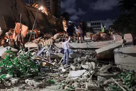 Cứu hộ động đất tại Venezuela. Ảnh: Reuters
