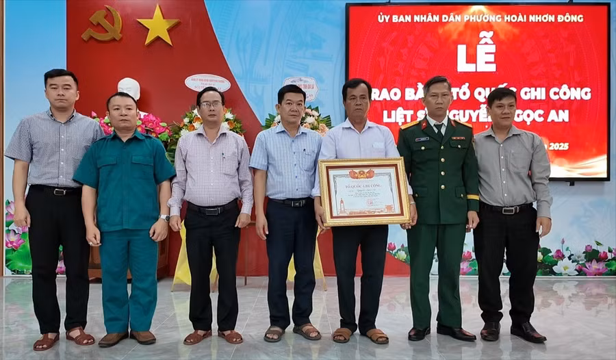trao-bang-to-quoc-ghi-cong-982.jpg