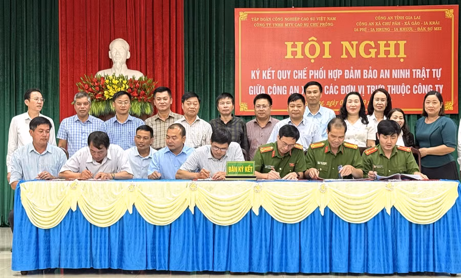 cong-ty-tnhh-mtv-cao-su-chu-prong-ky-ket-quy-che-phoi-hop-bao-dam-an-ninh-trat-tu-voi-cong-an-7-xa-1967.jpg