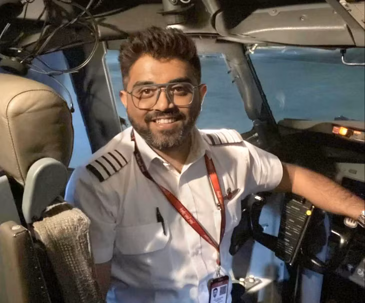 no-luc-mo-cua-buong-lai-cua-co-truong-giup-cuu-may-bay-flydubai-9236.png