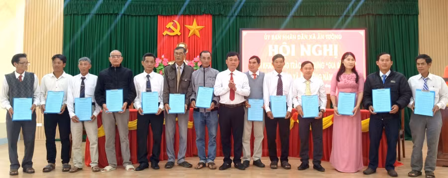 trao-cam-ket-truong-ban-2807.jpg