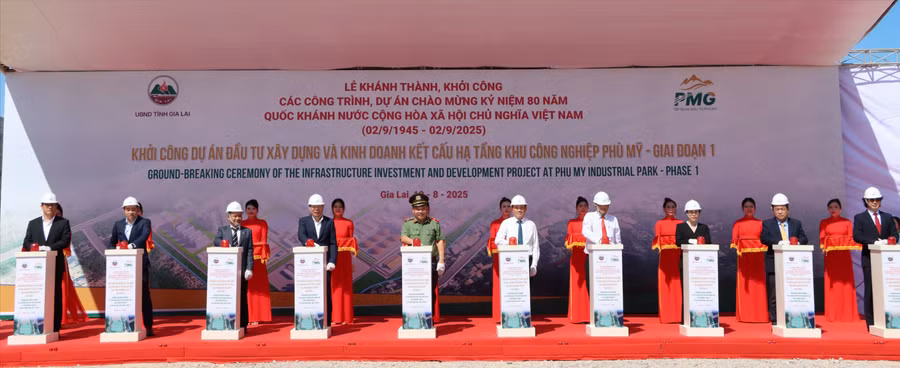 lanh-dao-tinh-cung-chu-dau-tu-nhan-nut-khoi-cong-kcn-phu-my-giai-doan-1-9977.jpg