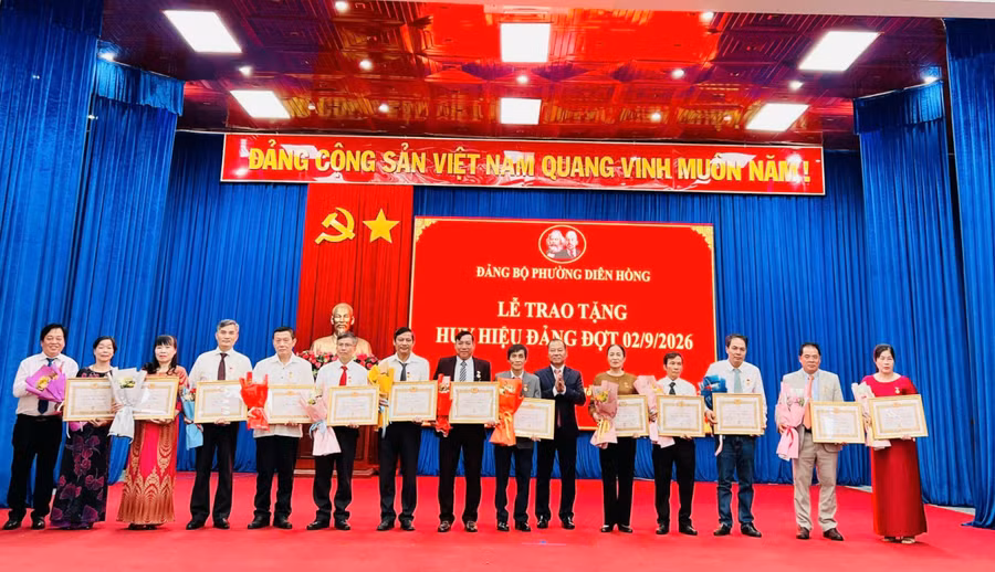 dang-uy-phuong-dien-hong-trao-huy-hieu-dang-cho-244-dang-vien-dot-2-9.jpg