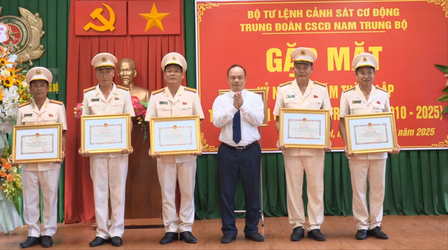 dong-chi-duong-mah-tiep-pho-chu-tich-ubnd-tinh-trao-bang-khen-cua-chu-tich-ubnd-tinh-cho-cac-tap-the-ca-nhan-thuoc-trung-doan-cscd-nam-trung-bo-4447-8076.jpg