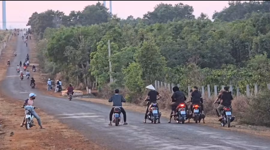 khoi-to-nhom-thanh-thieu-nien-lang-lach-danh-vong-boc-dau-xe-tai-khu-vuc-dien-gio-ia-pet.jpg
