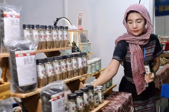 Chị Võ Minh Mơ - Giám đốc Công ty TNHH Hương Quế B’RÊ được nhận Giải thưởng Lương Định Của lần thứ XXI. Ảnh: NVCC
