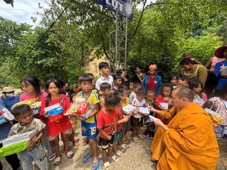 2-tang-hoc-sinh-ban-na-lot.jpg