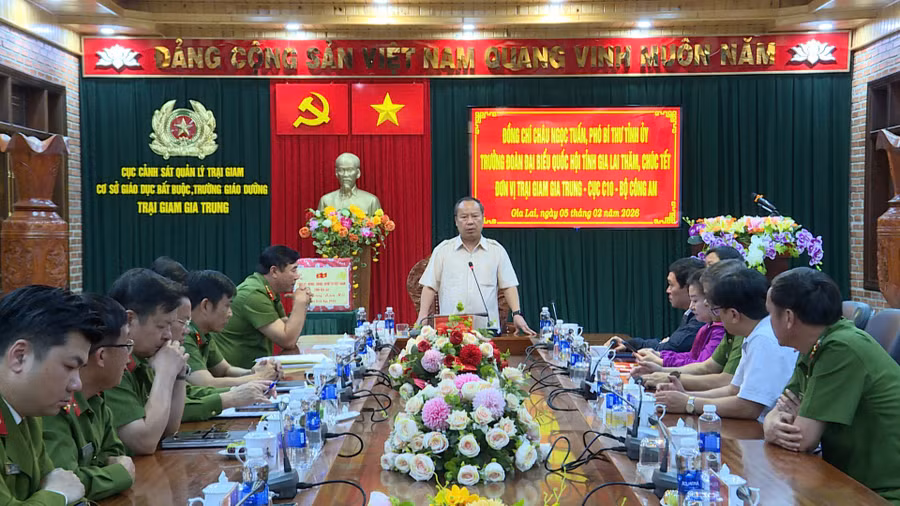 pho-bi-thu-tinh-uy-truong-doan-dbqh-tinh-chau-ngoc-tuan-phat-bieu-tai-buoi-tham-chuc-tet-anh-huy-toan.jpg