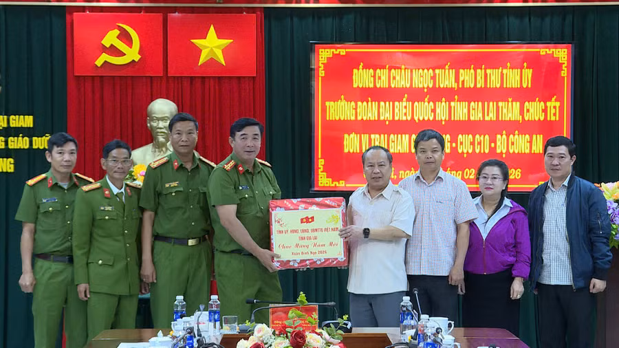 pho-bi-thu-tinh-uy-truong-doan-dai-bieu-quoc-hoi-tinh-chau-ngoc-tuan-tang-qua-can-bo-chien-si-trai-giam-gia-trung-anh-huy-toan.jpg