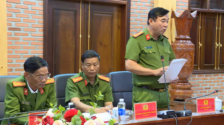 dai-ta-dao-ngoc-sy-giam-thi-trai-giam-gia-trung-bao-cao-tinh-hinh-cac-mat-cong-tac-cua-don-vi-anh-huy-toan.jpg