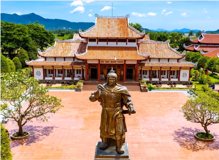 tuong-dai-hoang-de-quang-trung-trong-khuon-vien-bao-tang-quang-trung.jpg