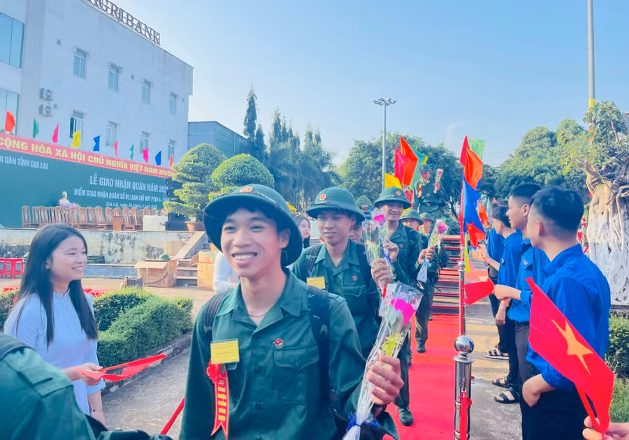cac-tan-binh-qua-cau-vinh-quang-len-duong-ve-don-vi-moi-anh-pd.jpg