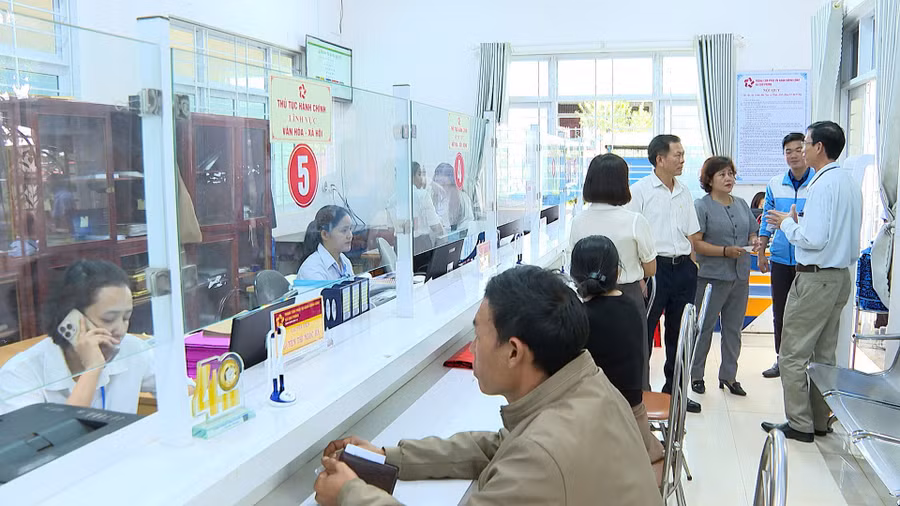 doan-khao-sat-cua-ban-phap-che-hdnd-tinh-kiem-tra-thuc-te-hoat-dong-tai-trung-tam-phuc-vu-hanh-chinh-cong-xa-chu-prong-sang-14-10-anh-rpien.jpg