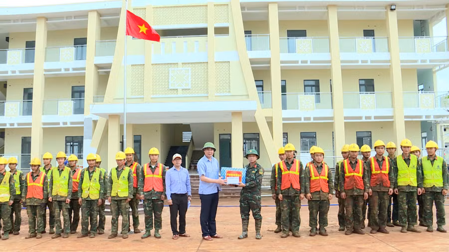 pho-chu-tich-ubnd-tinh-lam-hai-giang-tang-qua-chien-si-trung-doan-38-quan-khu-5-ho-tro-thi-cong-truong-pho-thong-noi-tru-lien-cap-tieu-hoc-va-thcs-ia-dom-anh-huy-toan.jpg