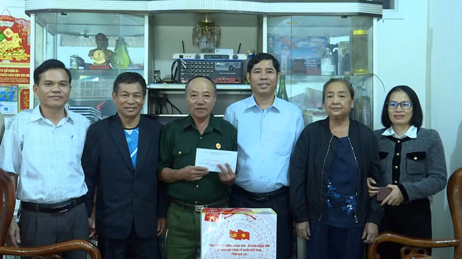 pho-chu-tich-thuong-truc-uy-ban-mttq-viet-nam-tinh-tran-minh-son-tang-qua-cho-thuong-binh-pham-hai-chinh-to-2-phuong-thong-nhat-anh-duy-linh.jpg