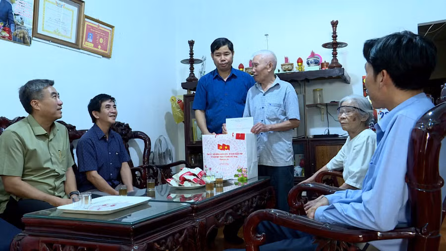 tham-tang-qua-cho-thuong-binh-nguyen-xuan-can-to-1-phuong-hoi-phu-anh-huy-toan.jpg