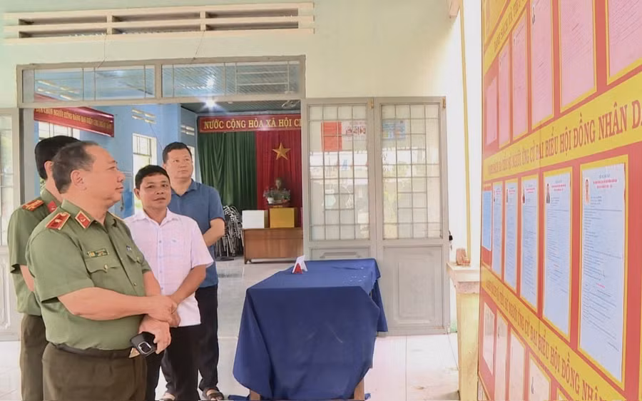 thieu-tuong-le-quang-nhan-kiem-tra-danh-sach-niem-yet-cac-ung-cu-vien-tai-mot-don-vi-bau-cu-anh-nguyen-sang.jpg