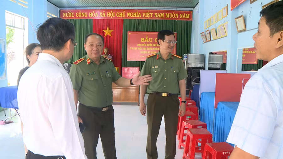 thieu-tuong-le-quang-nhan-kiem-tra-don-vi-bau-cu-tai-to-dan-pho-23-phuong-ayun-pa-anh-nguyen-sang.jpg