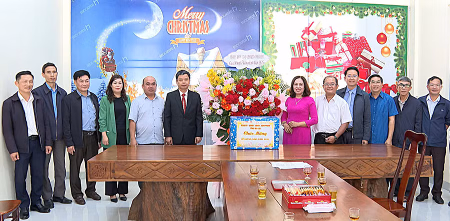 pho-chu-tich-ubnd-tinh-nguyen-huu-que-tham-chuc-mung-giang-sinh-tai-giao-xu-duc-an-phuong-dien-hong-anh-rpien.jpg