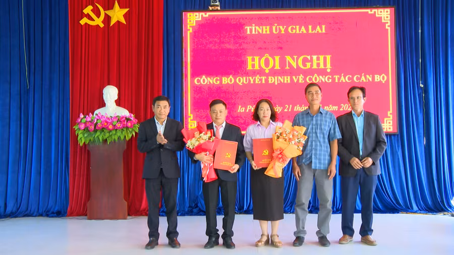 cong-bo-quyet-dinh-ve-cong-tac-can-bo-tai-xa-ia-puch-anh-vien-khanh.jpg