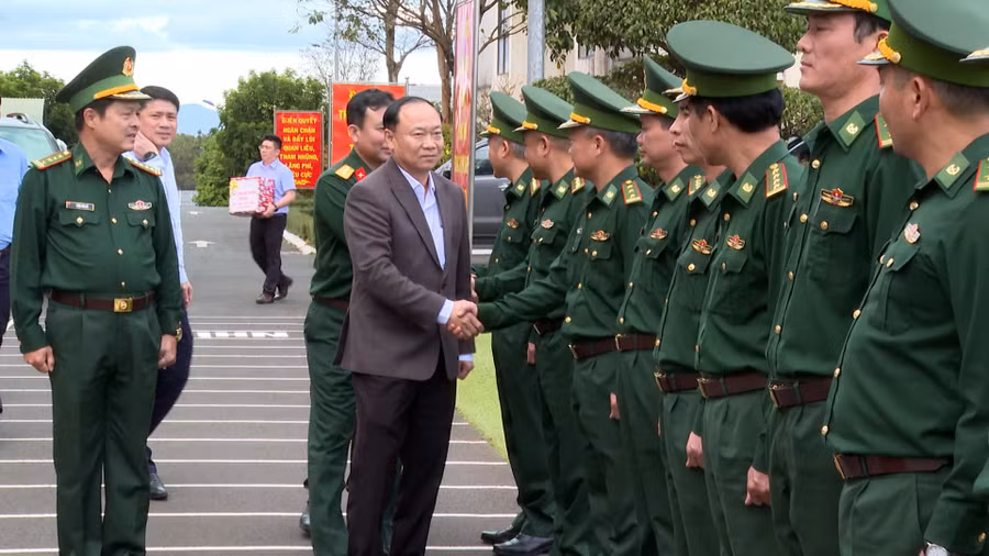 bi-thu-tinh-uy-thai-dai-ngoc-tham-chuc-tet-can-bo-chien-si-ban-chi-huy-bdbp-gia-lai-anh-rpien.jpg