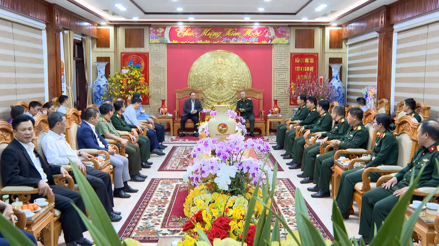 bi-thu-tinh-uy-thai-dai-ngoc-tham-chuc-tet-bo-tu-lenh-binh-doan-15-anh-rpien.jpg