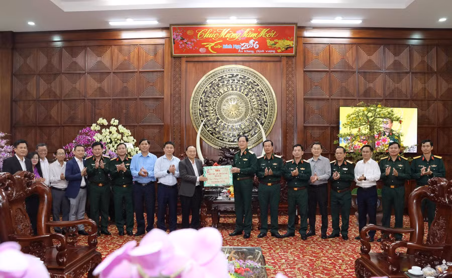 bi-thu-tinh-uy-thai-dai-ngoc-tham-chuc-tet-bo-tu-lenh-quan-doan-34-anh-rpien.jpg