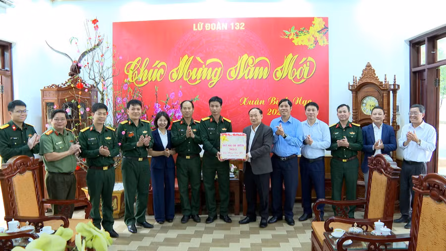 bi-thu-tinh-uy-thai-dai-ngoc-tang-qua-lu-doan-thong-tin-132-quan-khu-5-anh-rpien.jpg
