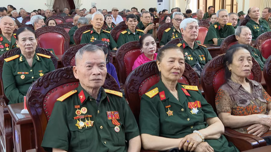 cac-dai-bieu-du-le-ky-niem-anh-rpien.jpg