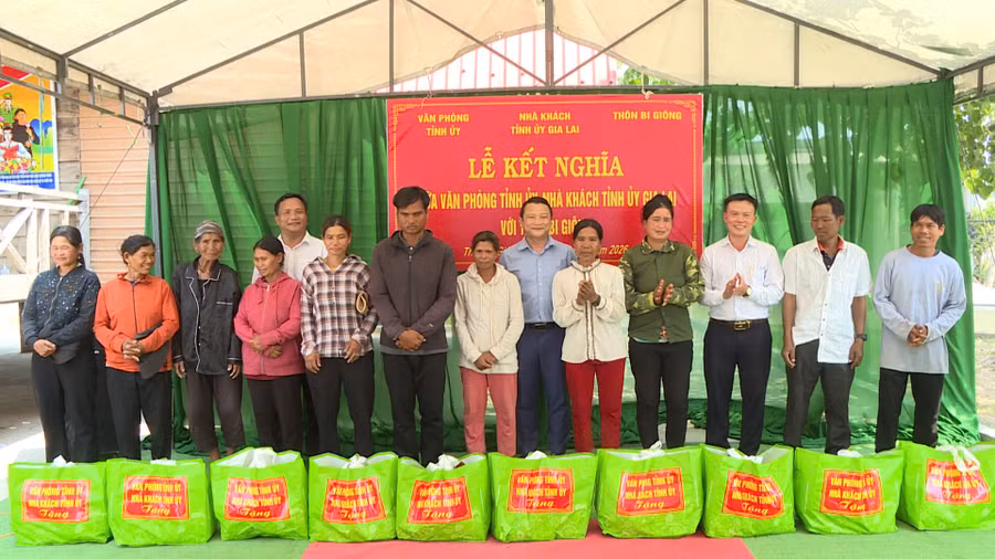 tang-qua-cho-ho-ngheo-dan-toc-thieu-so-cua-thon-bi-giong-anh-minh-trung.jpg